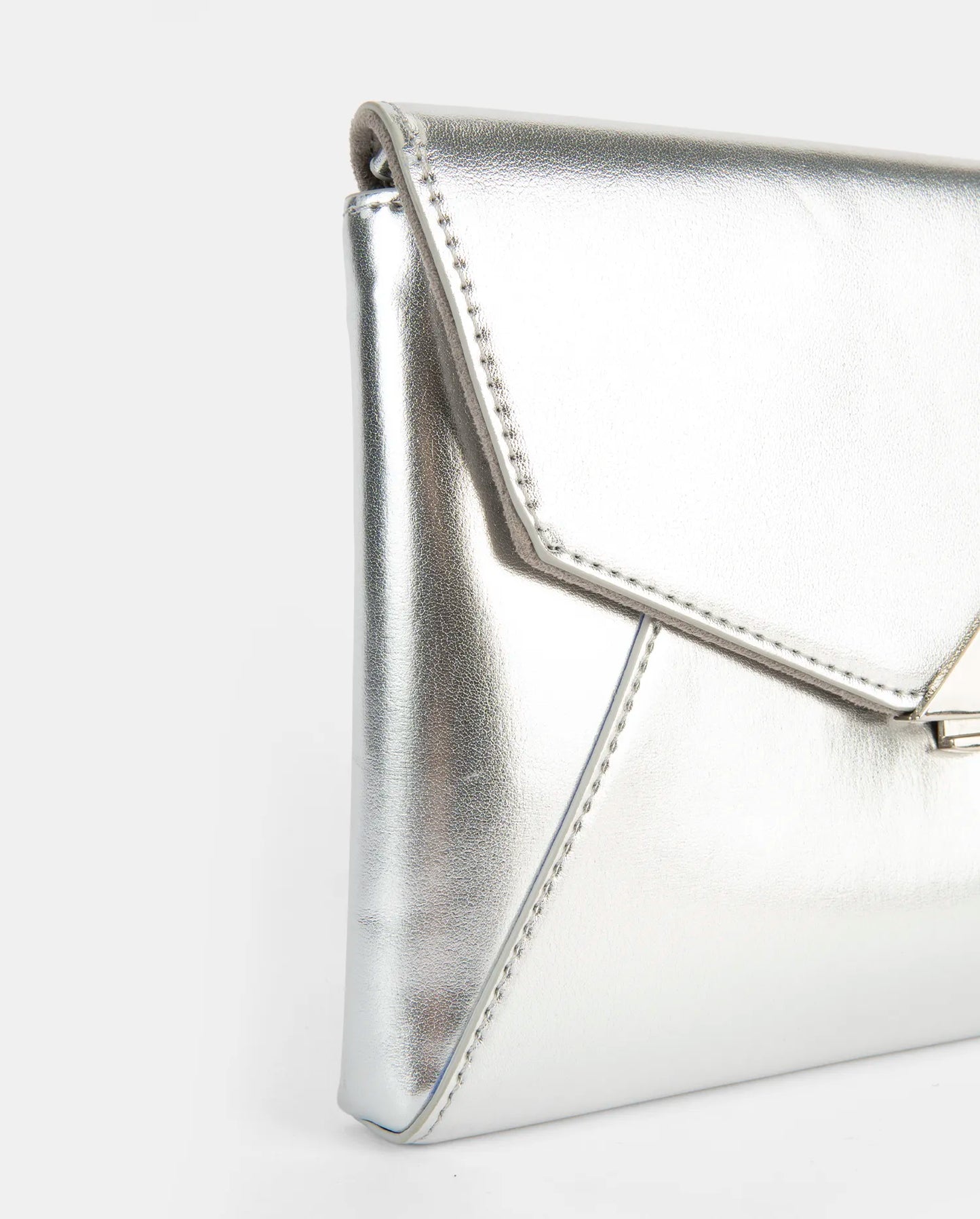 Clutch de mano Pepe Moll 251269 tipo sobre con acabado metalizado y cierre dorado.