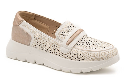 Mocasín My Soft Blanco con troquelado floral, plantilla acolchada y suela ultraligera para una pisada cómoda.