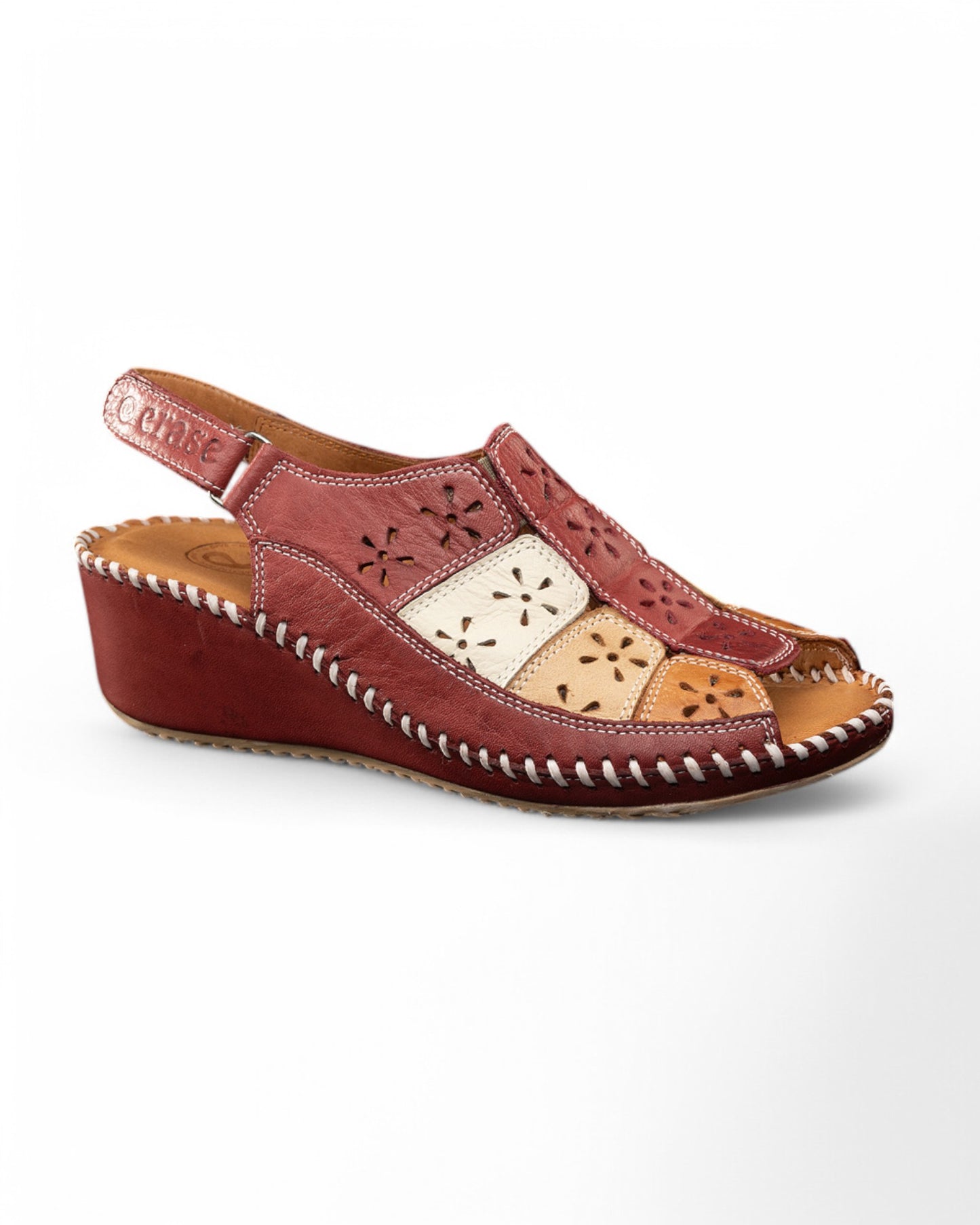 Sandalia Erase multicolor en piel burdeos con cuña y detalles florales troquelados.