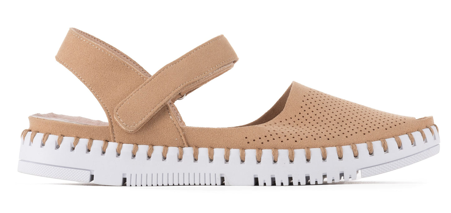 Sandalias Yumas Sya Arena destalonadas con ajuste de velcro, puntera semiabierta y suela flexible cosida a mano.