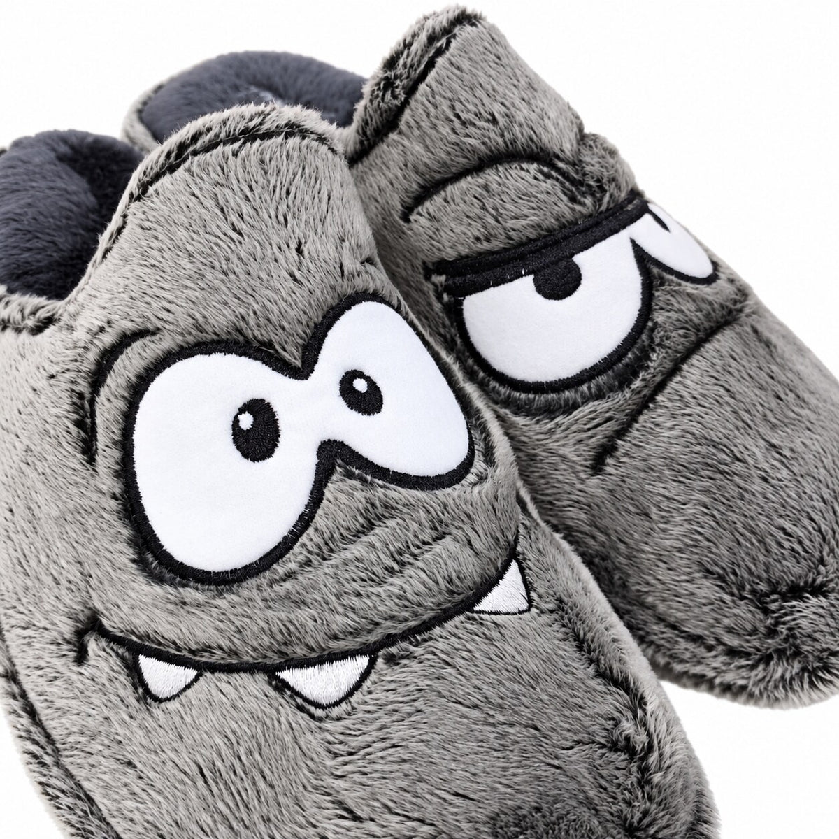 Detalle de las caras bordadas en zapatillas Garzón P355.276 gris oscuro