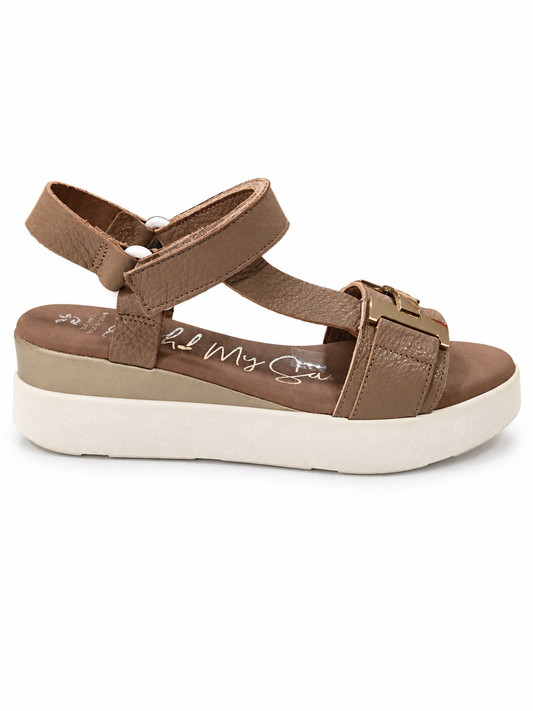 Sandalias Oh My Sandals 5671 taupe con plataforma y adorno dorado, vista lateral