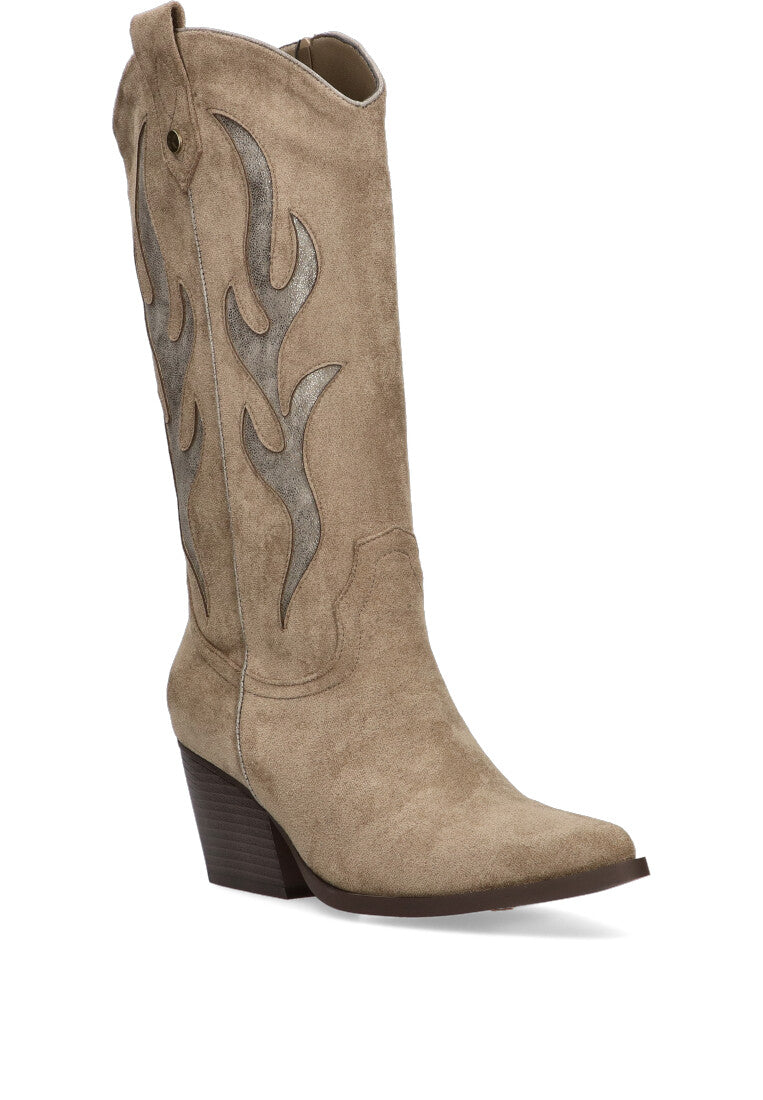 Botas camperas de mujer en ante sintético beige con diseño western, tacón cubano y bordados, ideales para un look boho y casual.