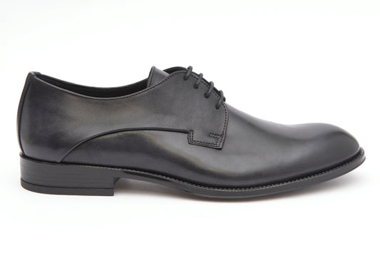 Dress shoe with laces and leather