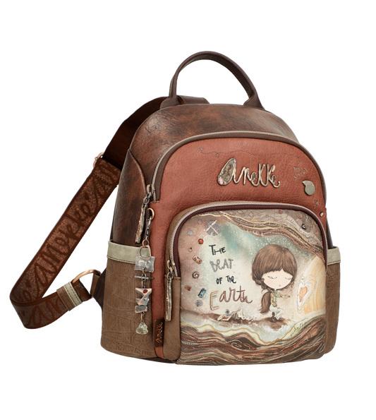 Mochila Anekke Earth inspirada en el núcleo de la Tierra, con diseño artístico multicolor y detalles decorativos que evocan la energía del interior del planeta.

