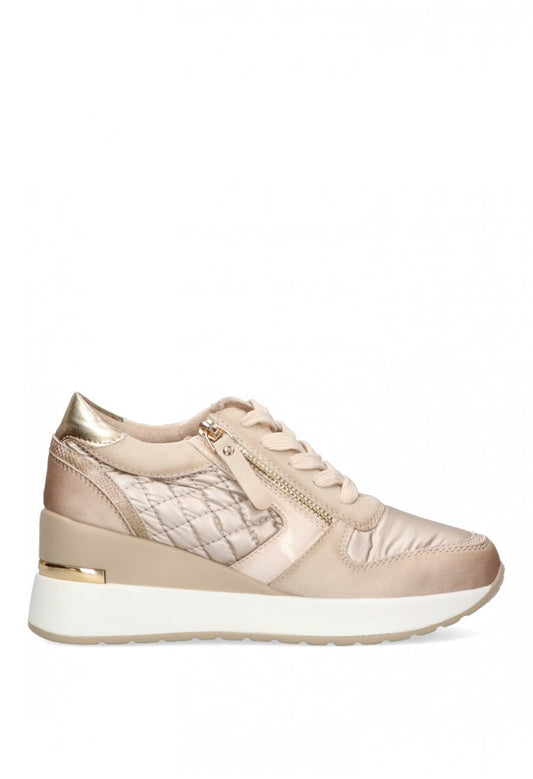 Zapatillas deportivas de mujer con cuña interna, en tonos beige con detalles dorados y cremallera lateral para un estilo casual y cómodo.