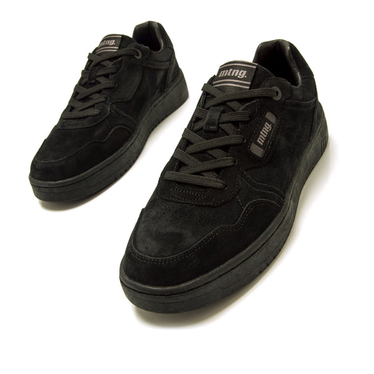 Zapatillas Mustang para hombre en ante negro, estilo urbano y skater con diseño minimalista y suela robusta.

