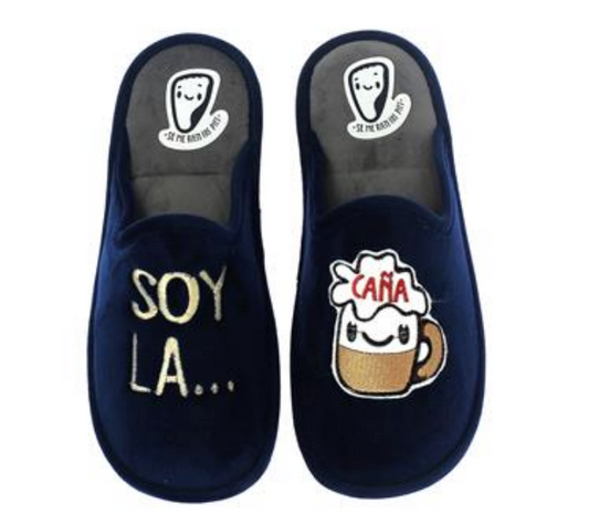 Zapatillas de casa "Soy la... caña" en color azul marino con bordado de jarra de cerveza sonriente.