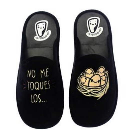 Zapatillas de casa con diseño "No me toques los..." y nido de huevos bordados, fabricadas en España.