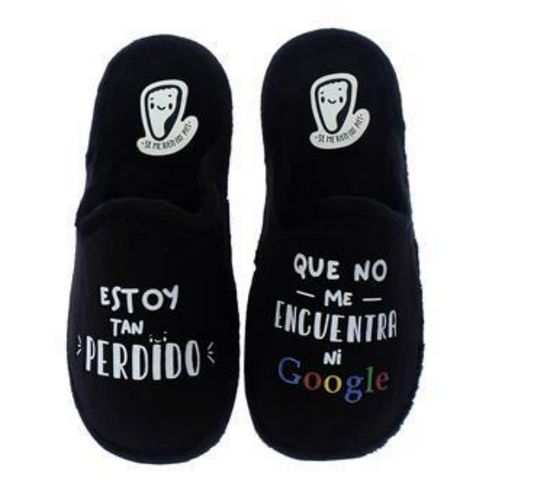 Zapatillas de casa con frase divertida "Estoy tan perdido que no me encuentra ni Google", color negro, perfectas para un regalo con humor.

