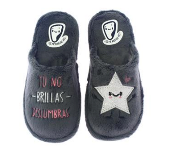 Zapatillas de casa grises Se Me Ríen Los Pies con mensaje “Tú No Brillas, Deslumbras” y estrella bordada brilli brilli