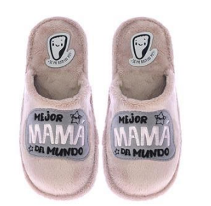 Zapatillas de casa Se Me Ríen Los Pies con mensaje “Mejor Mamá del Mundo” en beige.