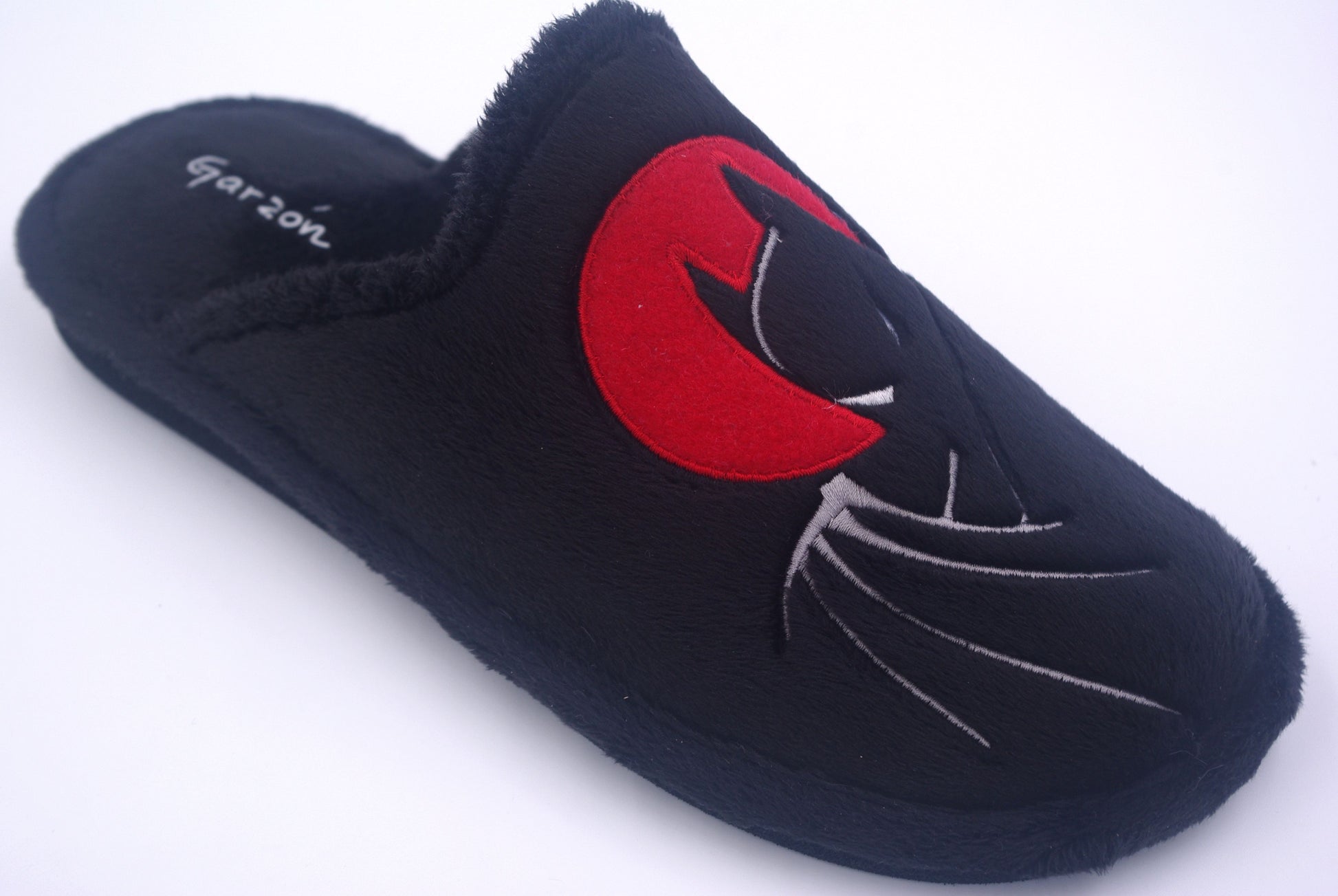 Zapatillas de estar por casa Garzon con diseño retro de superhéroe Batman en negro y rojo.