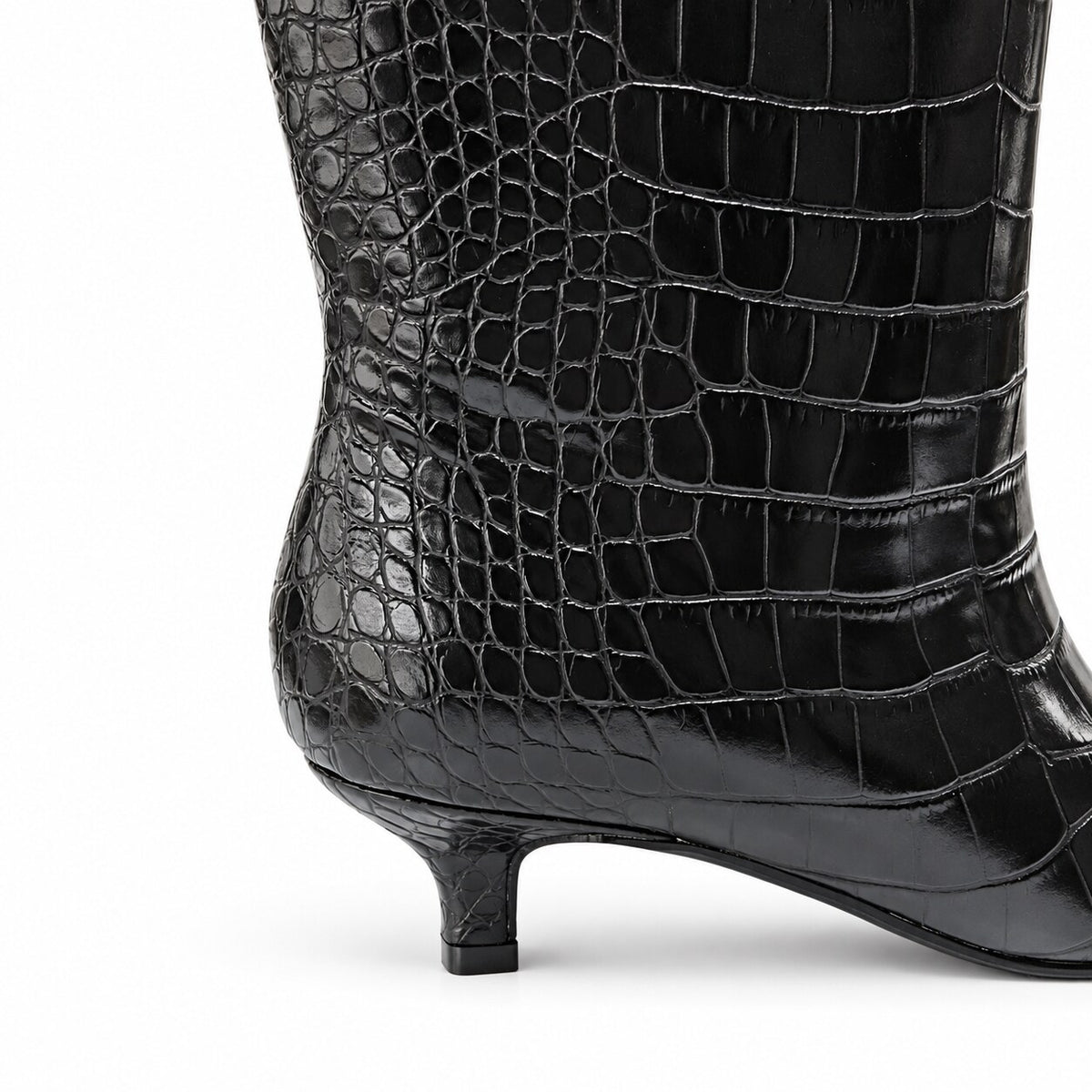 Detalle del tacón fino de 4 cm de la bota negra Cayetano Jiménez 57011