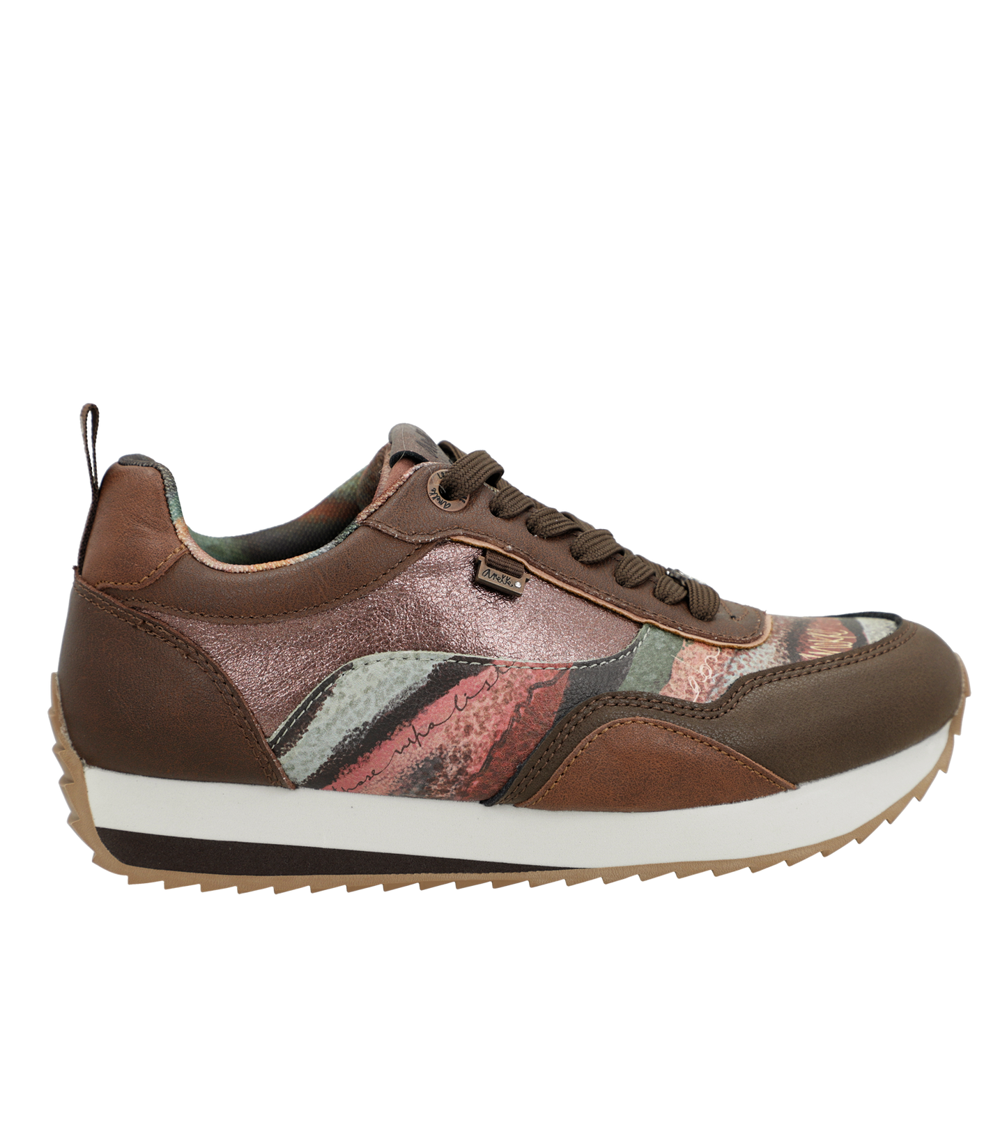 Zapatillas Anekke con tonos tierra y estampados artísticos de inspiración natural.

