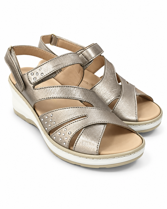 Sandalias de mujer Descanflex 18555 color Fumo con cuña y cierre de velcro