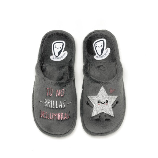 Zapatillas de casa "Tú no brillas ,deslumbras"