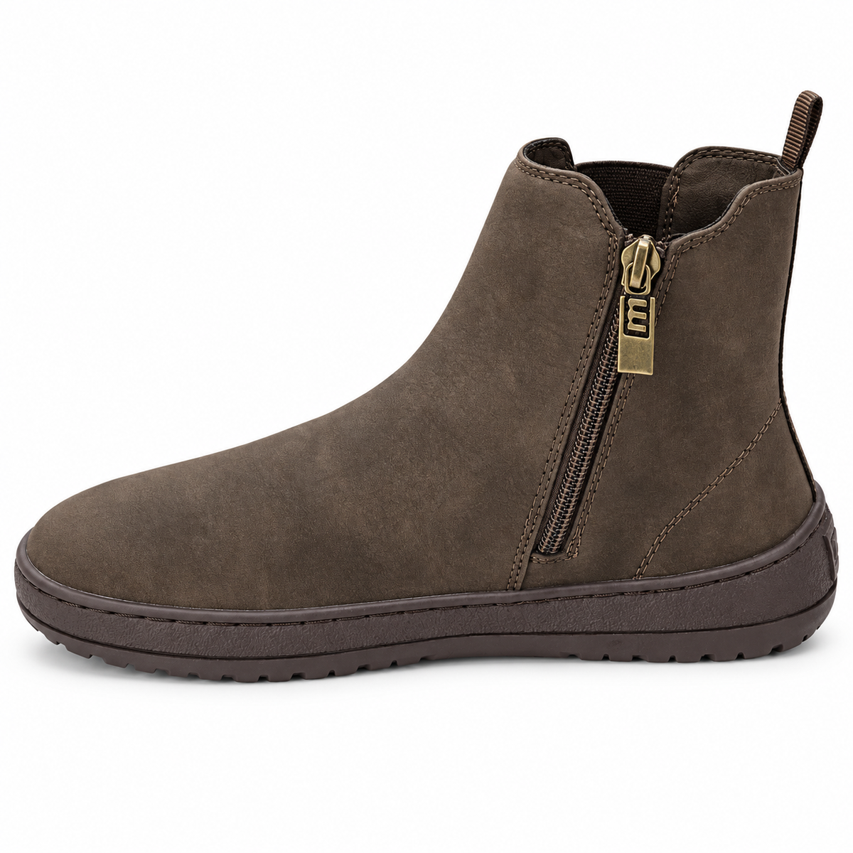 Botín Chelsea barefoot Mustang Free Alask 85511 marrón moka con cremallera sobre fondo blanco