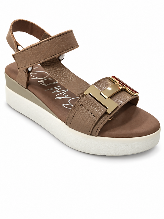 Sandalias Oh My Sandals 5671 taupe con plataforma y adorno dorado, vista frontal