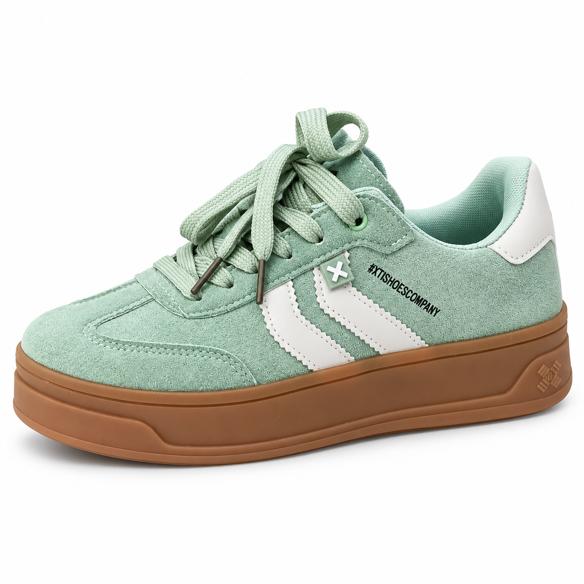 Zapatilla Xti verde menta con bandas blancas y suela marrón, vista frontal.