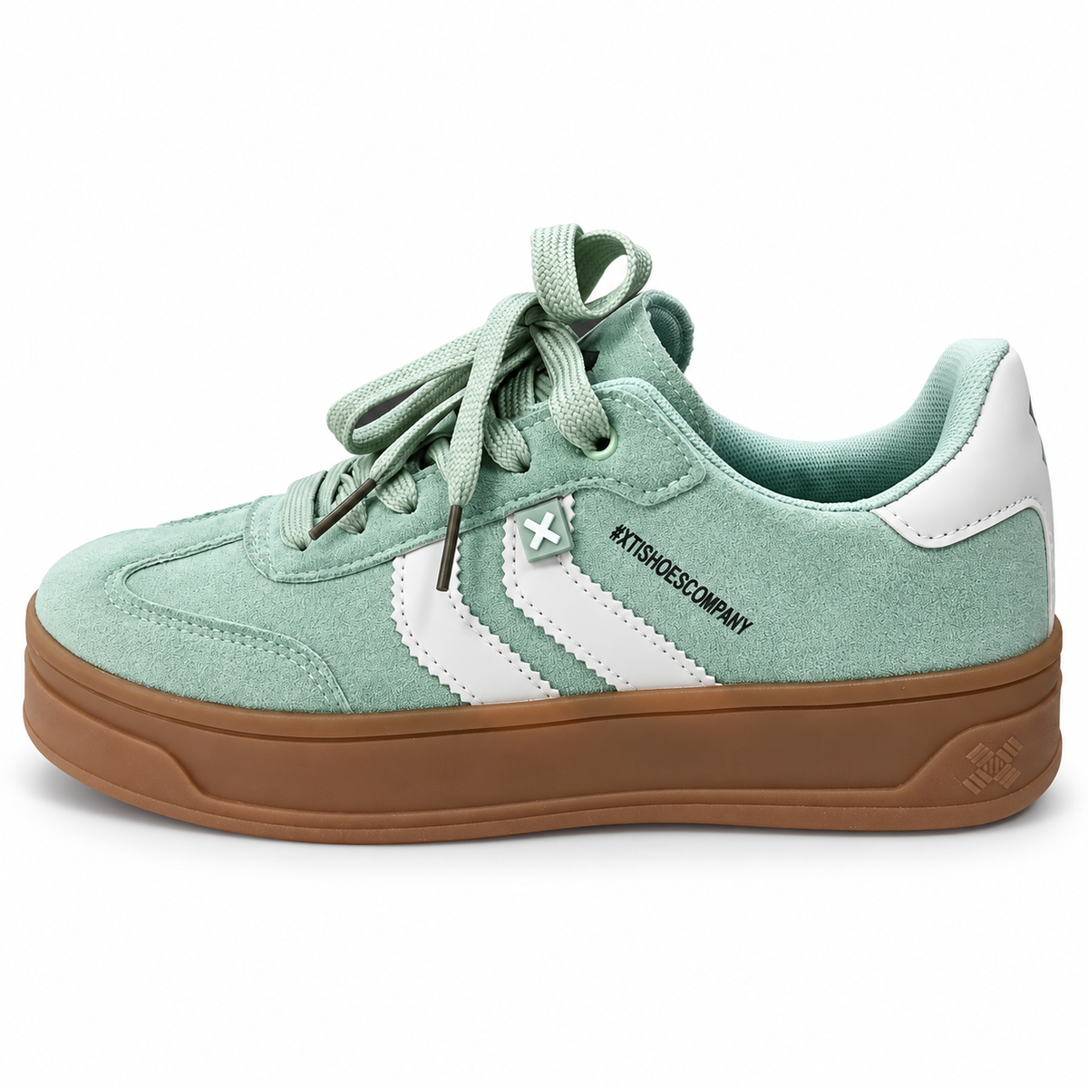 Zapatilla Xti verde menta con bandas blancas y suela marrón, vista lateral.