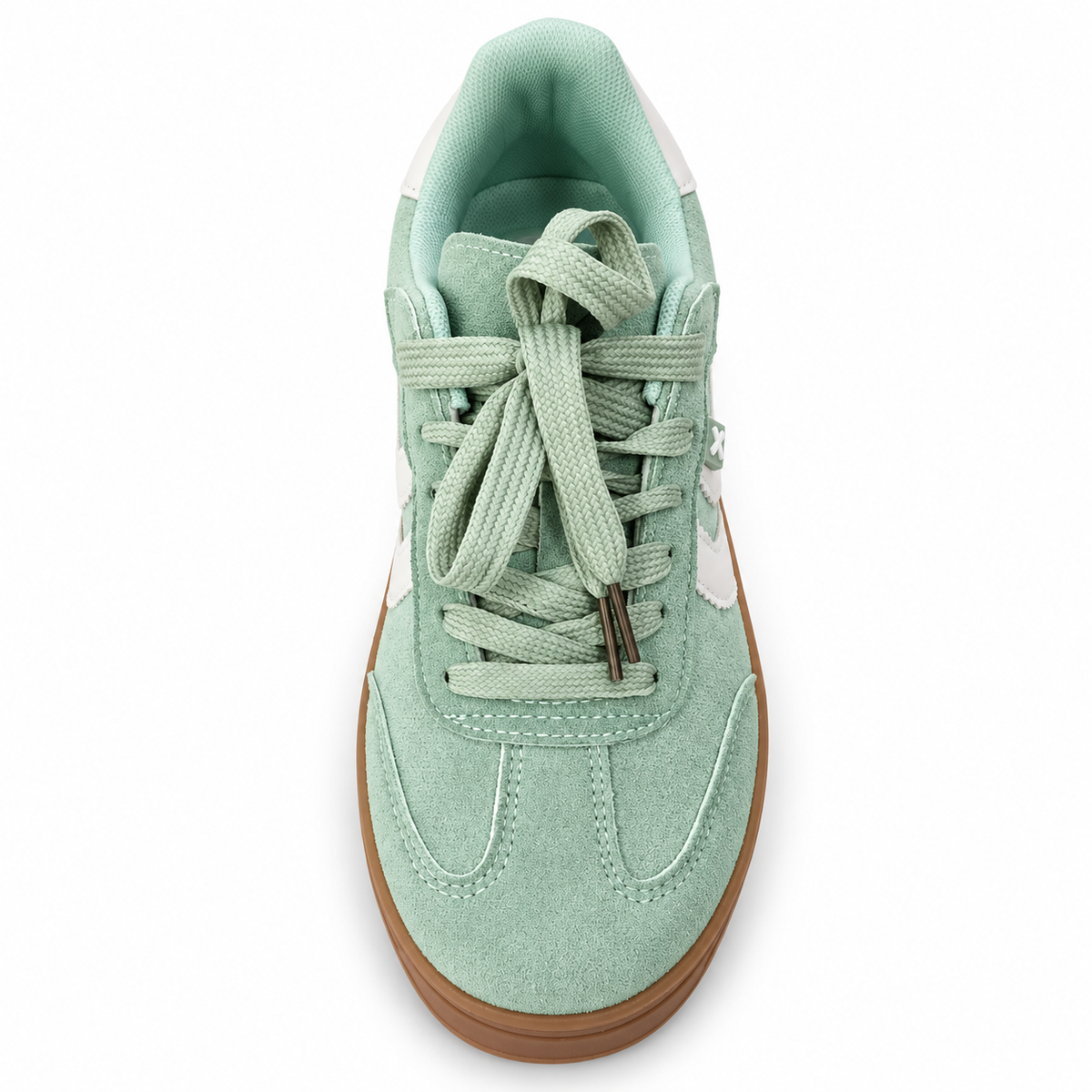 Zapatilla Xti verde menta con bandas blancas y suela marrón, vista superior.