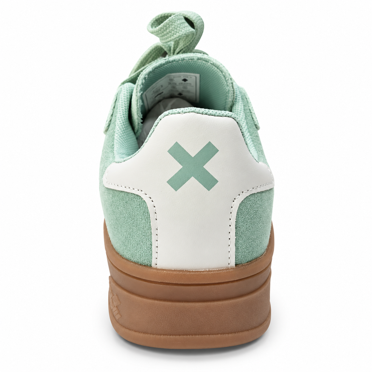 Zapatilla Xti verde menta con bandas blancas y suela marrón, vista trasera.